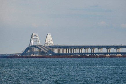 550 авто стоят в очереди перед Крымским мостом