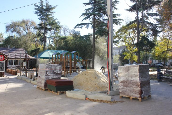 Новый детский игровой комплекс устанавливают в сквере Пушкина в Феодосии