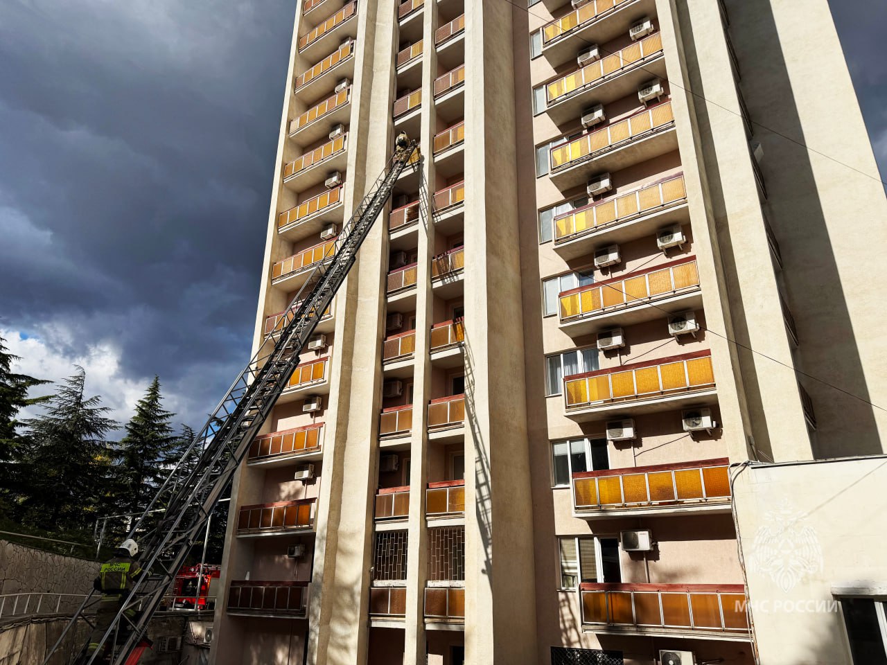 Пожарно-тактическое учение в 14-этажном здании гостиницы «Алушта»