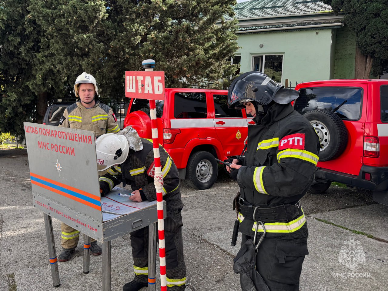 Пожарно-тактическое учение в 14-этажном здании гостиницы «Алушта» Пожарно-тактическое учение в 14-этажном здании гостиницы «Алушта»