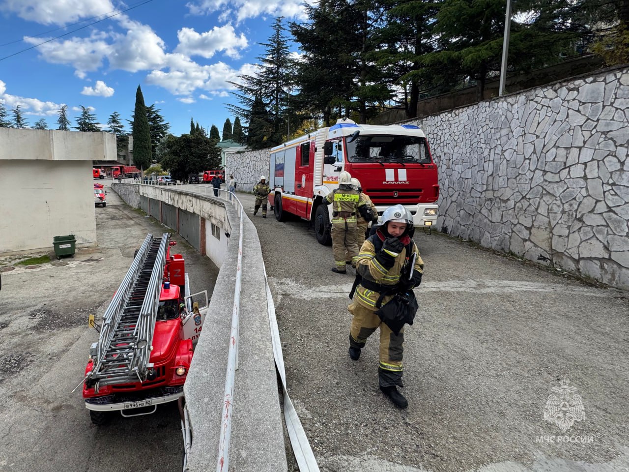Пожарно-тактическое учение в 14-этажном здании гостиницы «Алушта» Пожарно-тактическое учение в 14-этажном здании гостиницы «Алушта»