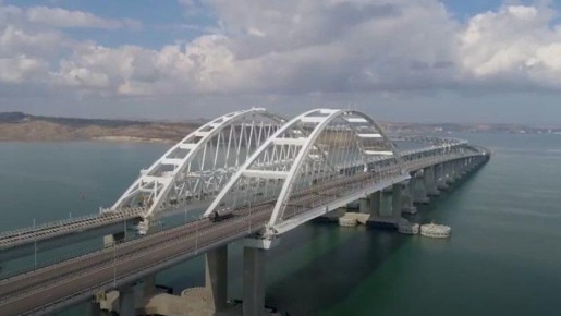 С сегодняшнего дня проезд электромобилей и гибридных авто по Крымскому мосту со стороны Крыма и Кубани запрещен