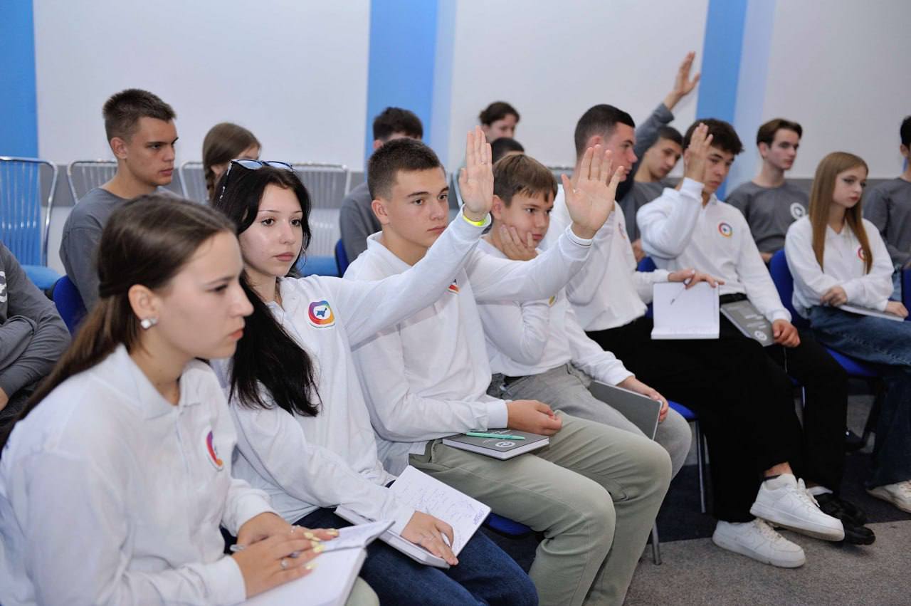 Сотрудники МВД по Республике Крым обсудили с ученическим самоуправлением Крыма основные проблемы безопасности Сотрудники МВД по Республике Крым обсудили с ученическим самоуправлением Крыма основные проблемы безопасности