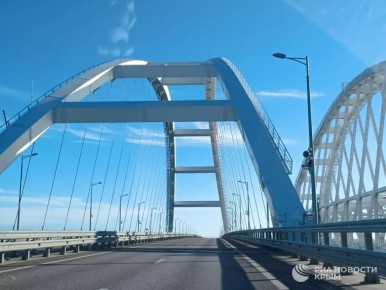 На Крымском мосту начал действовать запрет на движение электромобилей и гибридных авто