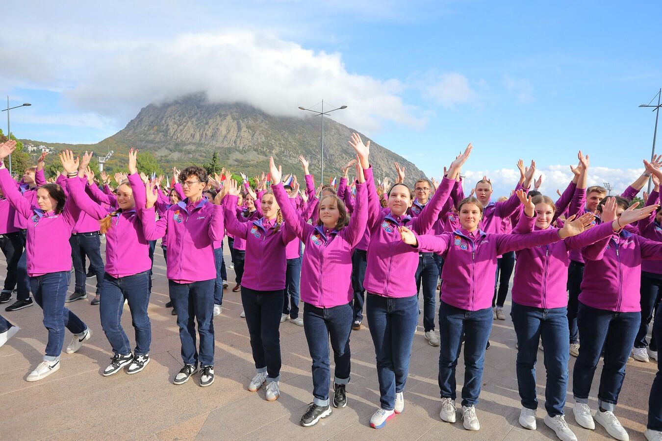 Танец единства – в "Артеке" устроили большой танцевальный флешмоб Танец единства – в "Артеке" устроили большой танцевальный флешмоб