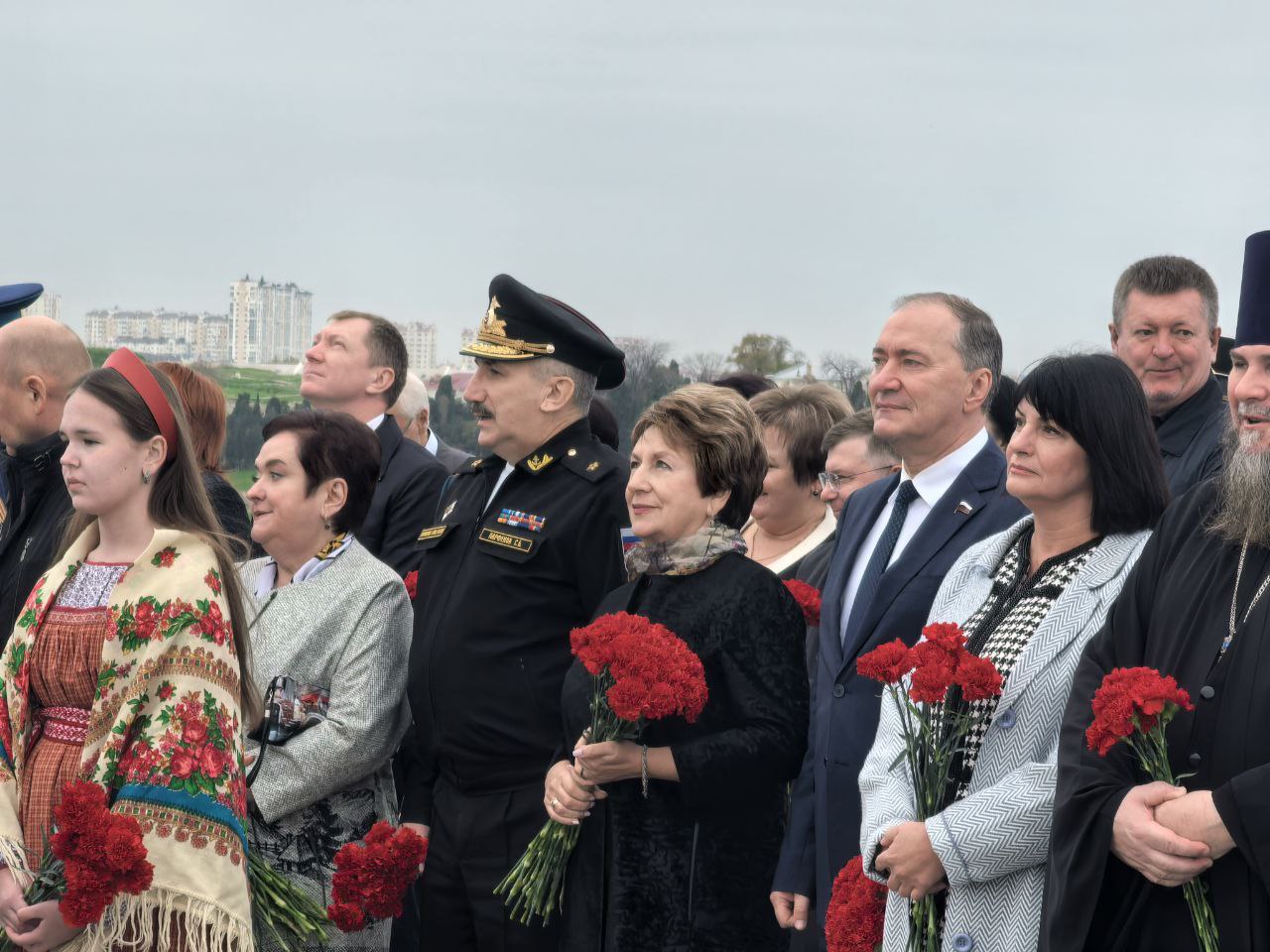 Екатерина Алтабаева: Праздничные торжества в Севастополе начались с возложения цветов и венков к стеле памятника «Сыновьям России, воевавшим в Гражданскую войну» Екатерина Алтабаева: Праздничные торжества в Севастополе начались с возложения цветов и венков к стеле памятника «Сыновьям России, воевавшим в Гражданскую войну»