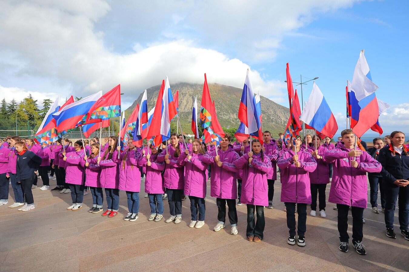 Танец единства – в "Артеке" устроили большой танцевальный флешмоб Танец единства – в "Артеке" устроили большой танцевальный флешмоб