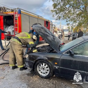 В Красногвардейском районе пожарные потушили легковушку
