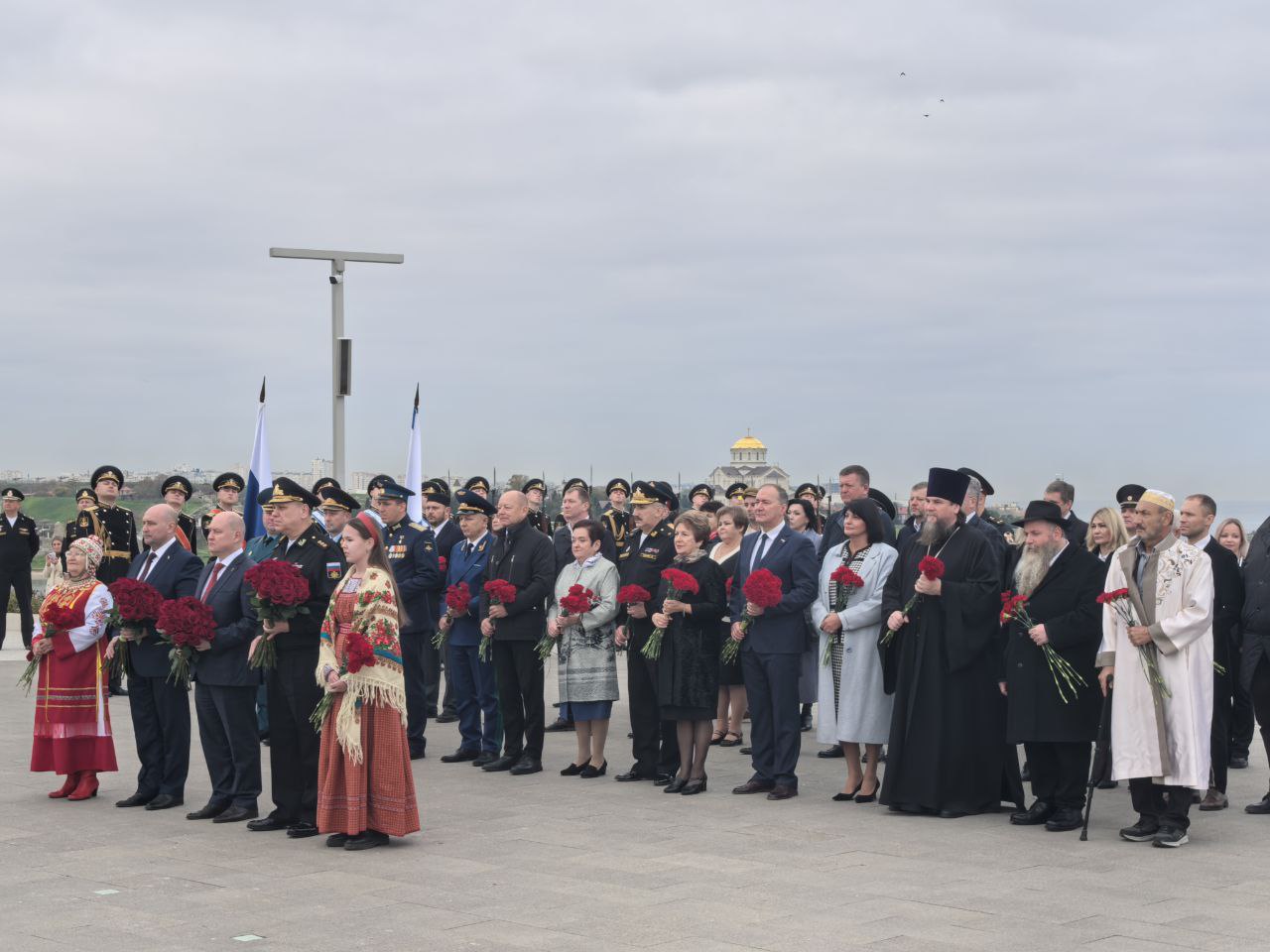 Екатерина Алтабаева: Праздничные торжества в Севастополе начались с возложения цветов и венков к стеле памятника «Сыновьям России, воевавшим в Гражданскую войну» Екатерина Алтабаева: Праздничные торжества в Севастополе начались с возложения цветов и венков к стеле памятника «Сыновьям России, воевавшим в Гражданскую войну»