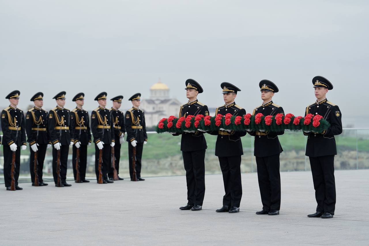 Михаил Развожаев: Четыре года назад наш Президент Владимир Владимирович Путин положил начало севастопольской традиции: каждый год в День народного единства мы возлагаем цветы к памятнику 100-летия окончания Гражданской войны... Михаил Развожаев: Четыре года назад наш Президент Владимир Владимирович Путин положил начало севастопольской традиции: каждый год в День народного единства мы возлагаем цветы к памятнику 100-летия окончания Гражданской войны...