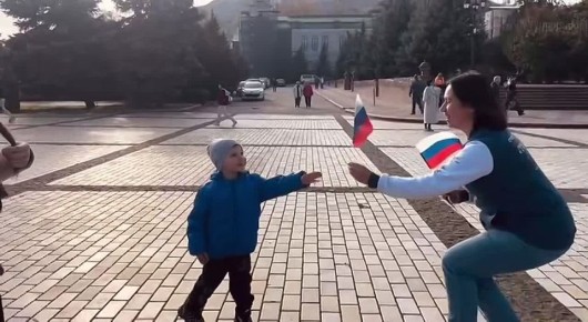 Раздавали флажки и ленты: волонтеры поздравили керчан с Днем народного единства