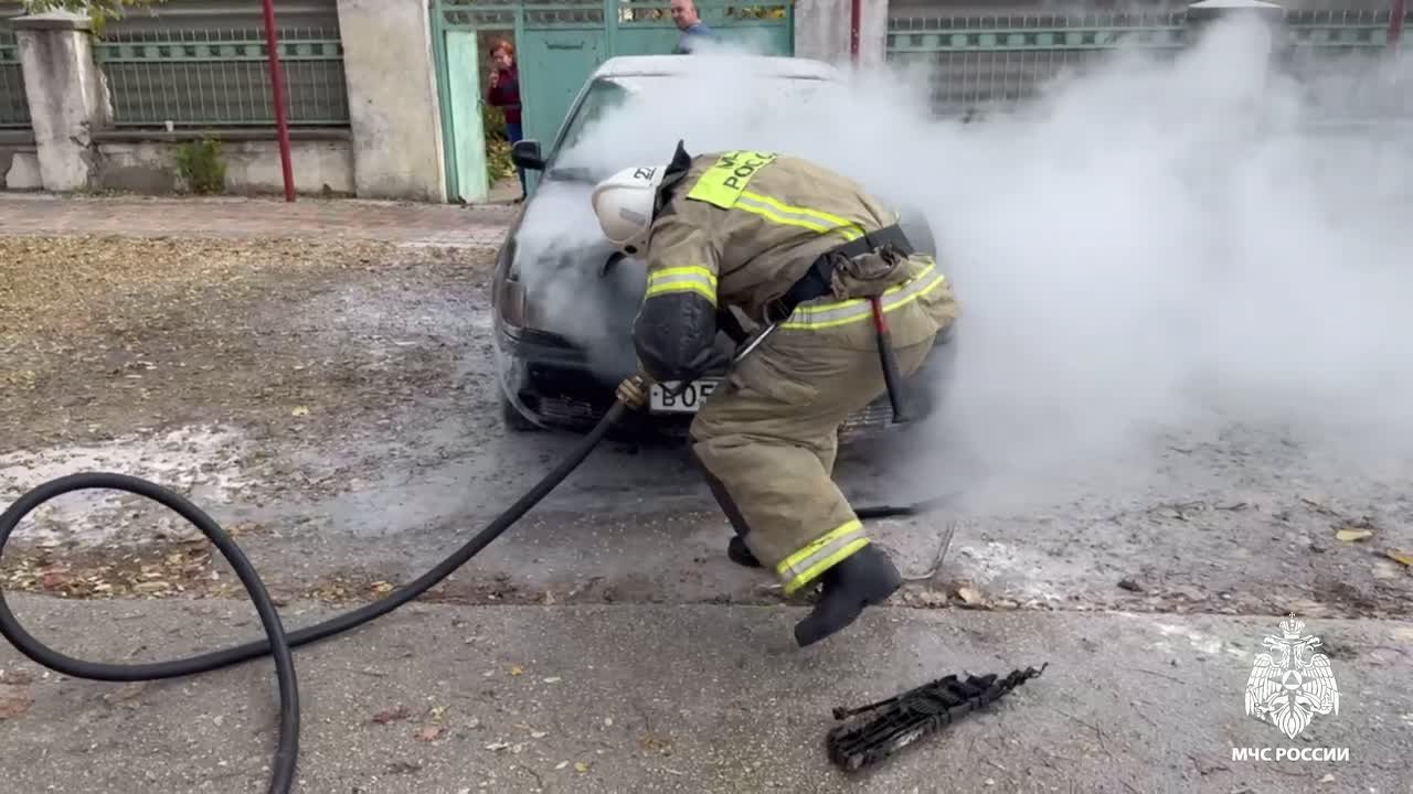 В Красногвардейском районе пожарные потушили легковушку