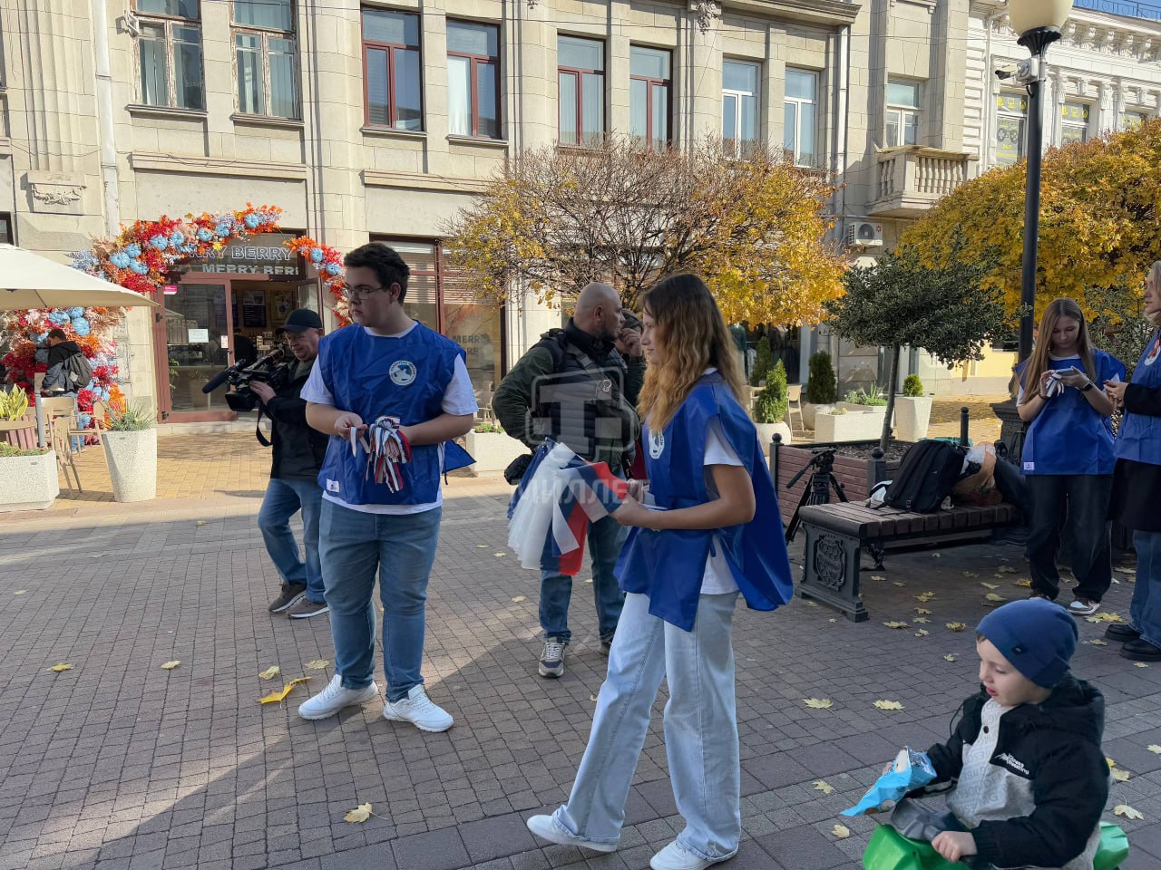 Волонтёры Победы и активисты «Молодой Гвардии Единой России» поздравили крымчан с Днём народного единства