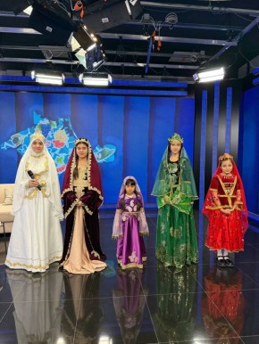 В студии телеканала «Миллет» дети рассказывают стихотворения на азербайджанском языке