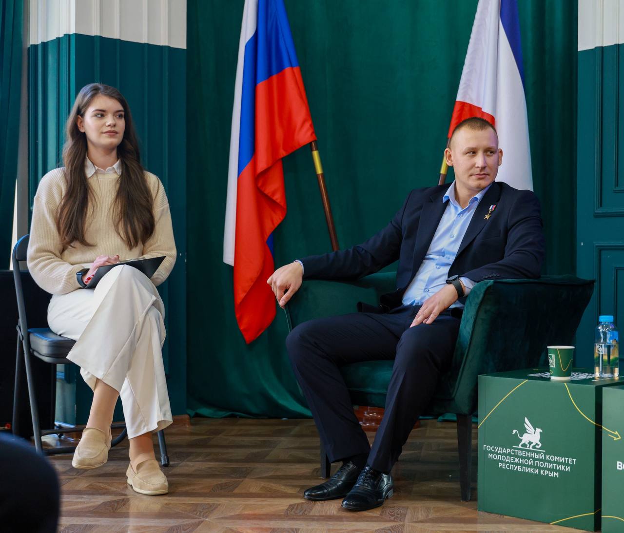 Ко Дню народного единства в «Доме Молодежи» прошел просветительский диалог с Героем России, заместителем председателя Госкомитета молодежной политики Антоном Старостиным и победителем конкурса наставников «Быть, а не...