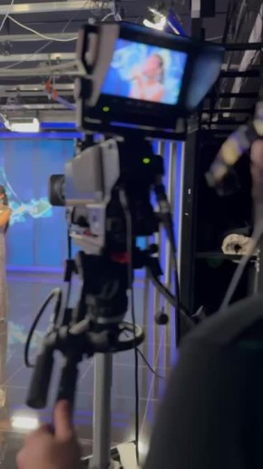 А мы продолжаем наш праздничный телемарафон ещё одной песней — в исполнении участницы молодёжной организации греков Крыма Вероники Балабановой