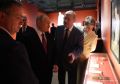 Путину на выставке в Манеже показали историческое Знамя Победы