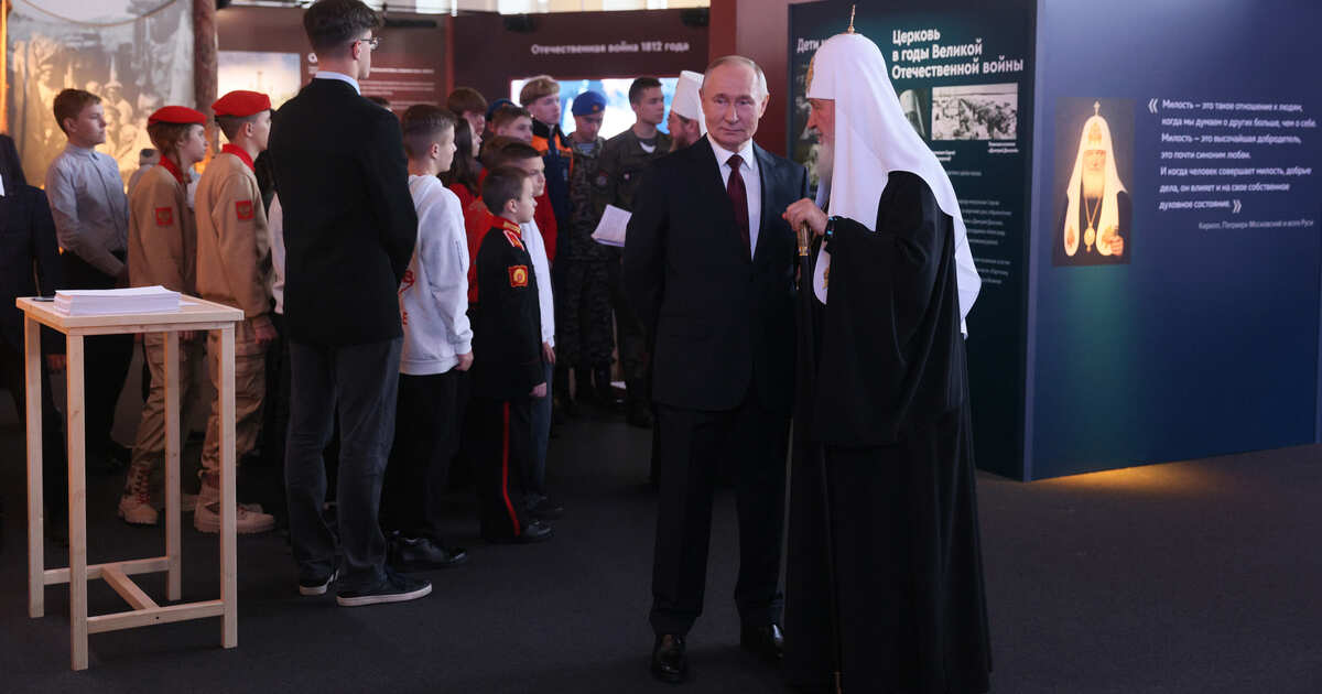 Путин посетил выставку "Православная Русь" в День народного единства