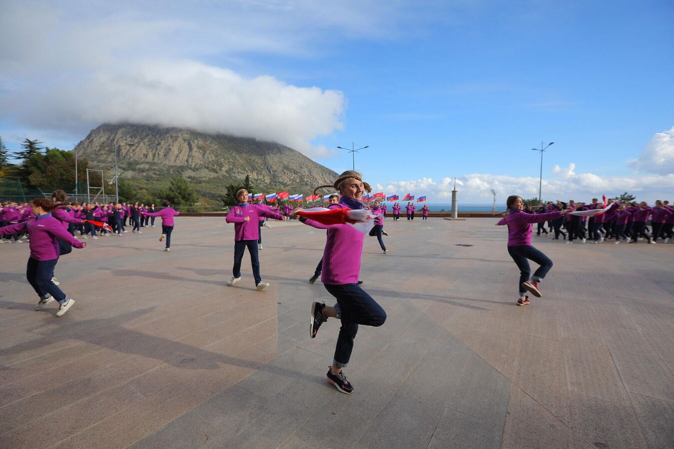 Танец единства – в "Артеке" устроили большой танцевальный флешмоб Танец единства – в "Артеке" устроили большой танцевальный флешмоб