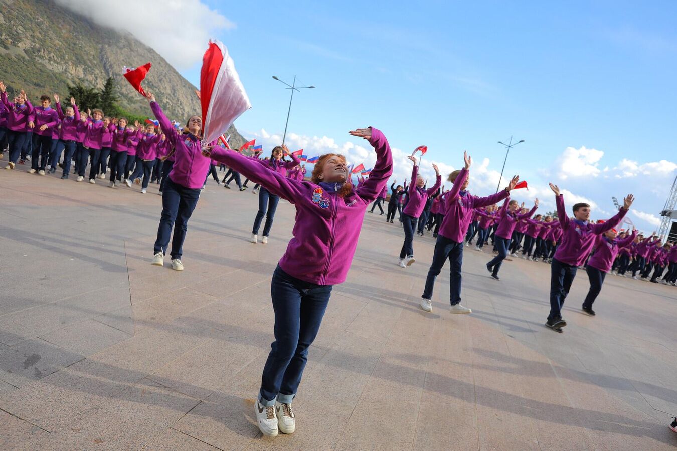 Танец единства – в "Артеке" устроили большой танцевальный флешмоб Танец единства – в "Артеке" устроили большой танцевальный флешмоб