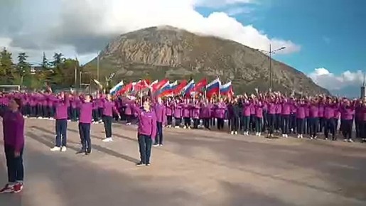 Флаги, пляски, песни: в "Артеке" День народного единства отметили масштабным флешмобом