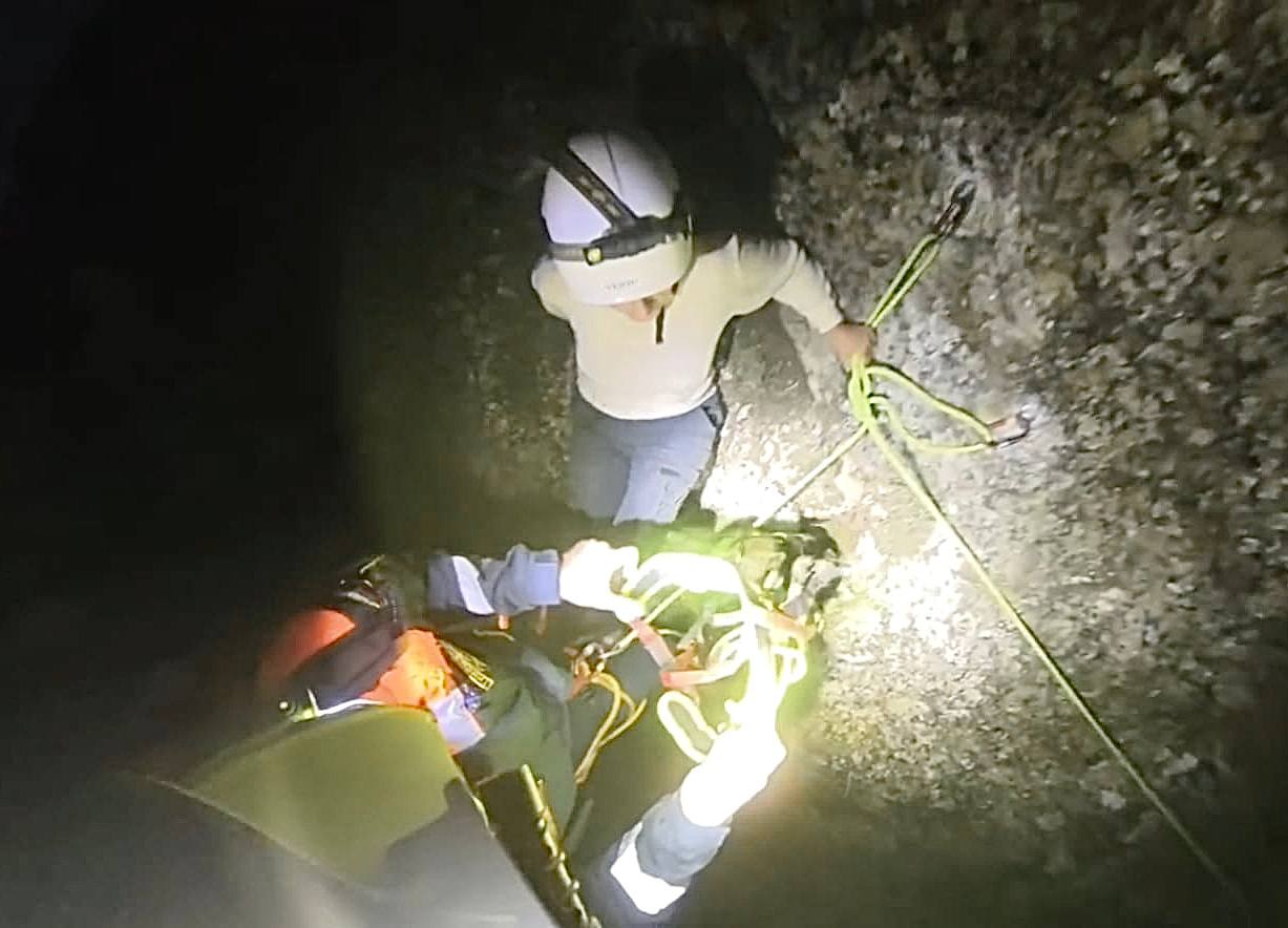 Туристка не смогла спуститься с горы в Судаке: Понадобилась помощь спасателей