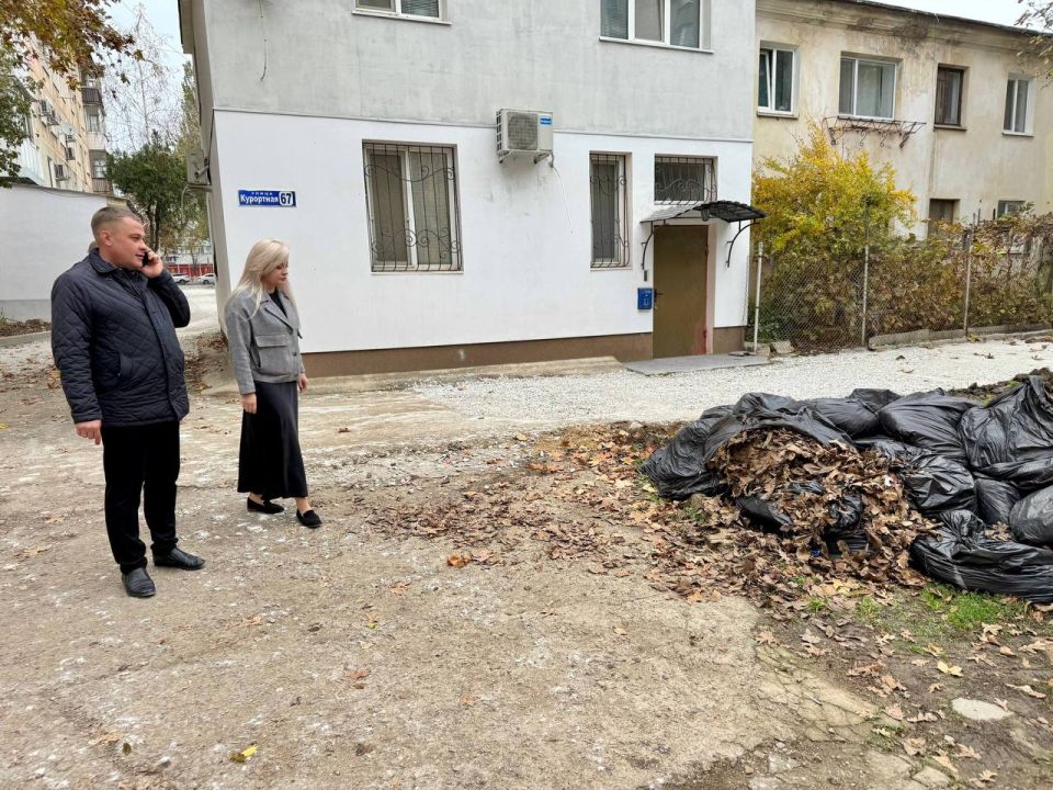 Юлия Предыбайло: Вместе с заместителем главы администрации г. Саки Маховых Н.А. провели мониторинг проведения строительных работ по асфальтированию междворовых территорий на улице Ленина д.20,22,23 Юлия Предыбайло: Вместе с заместителем главы администрации г. Саки Маховых Н.А. провели мониторинг проведения строительных работ по асфальтированию междворовых территорий на улице Ленина д.20,22,23