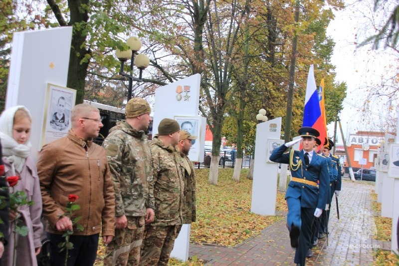 В Курской области открыли мемориальный камень в память погибших сотрудников МЧС России В Курской области открыли мемориальный камень в память погибших сотрудников МЧС России