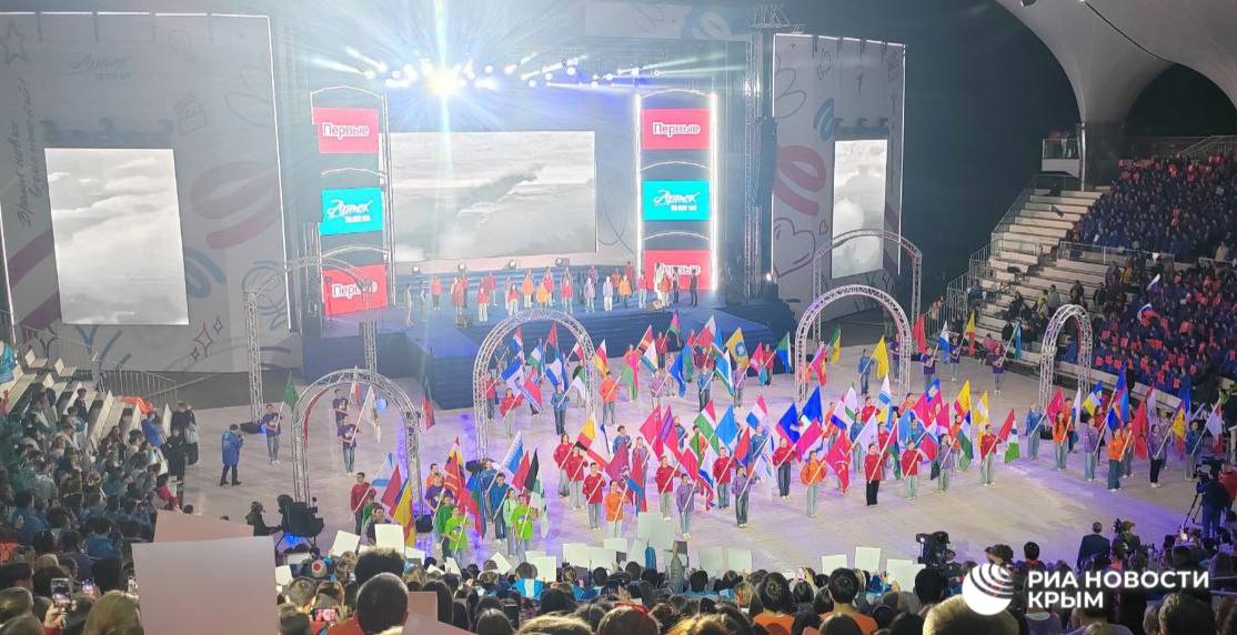 Путин поздравил лауреатов Всероссийского конкурса "Большая перемена" в "Артеке" Путин поздравил лауреатов Всероссийского конкурса "Большая перемена" в "Артеке"