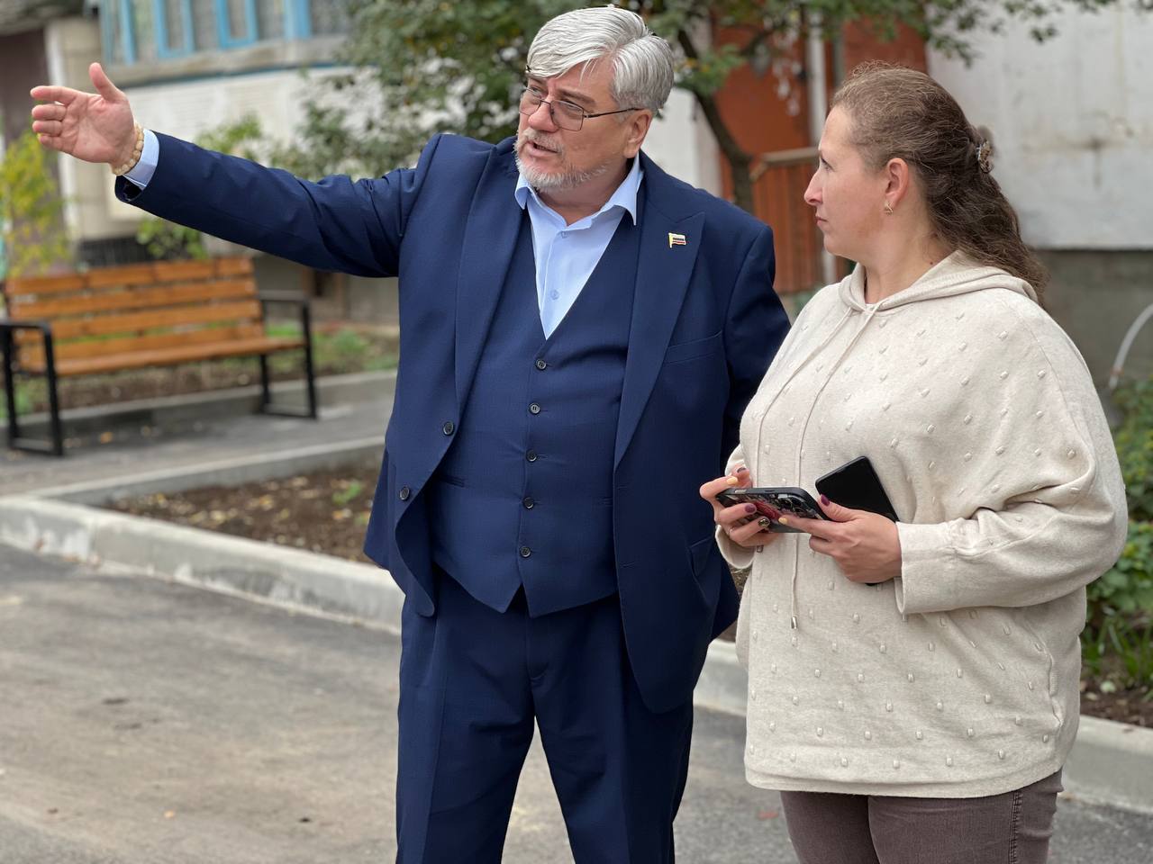 Юлия Момотенко и Игорь Ивин проверили обновленные дворовые и общественные территории Юлия Момотенко и Игорь Ивин проверили обновленные дворовые и общественные территории