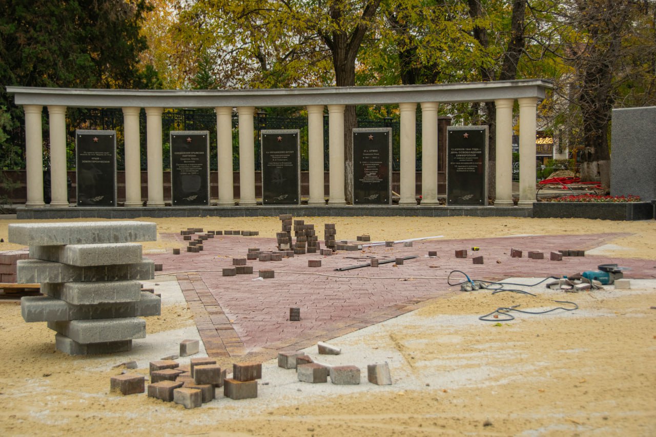 В Симферополе продолжаются работы по благоустройству двух знаковых общественных территорий — сквера Победы и сквера Республики