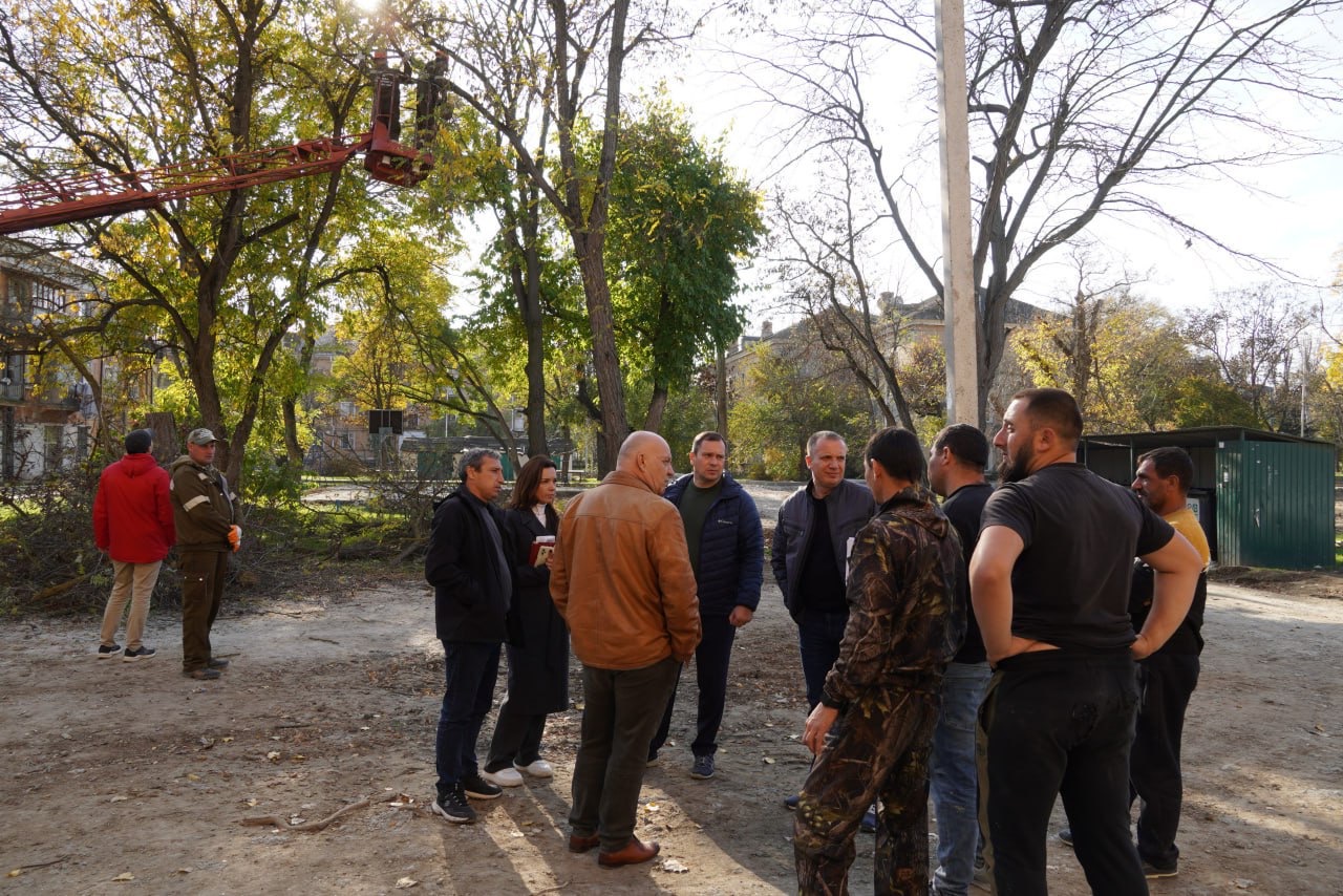 Олег Каторгин проинспектировал придомовую территорию, где ведется комплексное благоустройство Олег Каторгин проинспектировал придомовую территорию, где ведется комплексное благоустройство