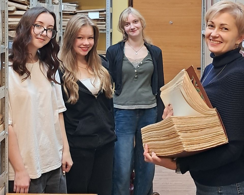 В Ялте проведен архивный урок для юных журналистов В Ялте проведен архивный урок для юных журналистов