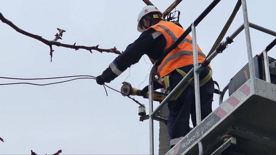 Во дворе на Кокчетавской улице началось обновление наружного освещения Во дворе на Кокчетавской улице началось обновление наружного освещения