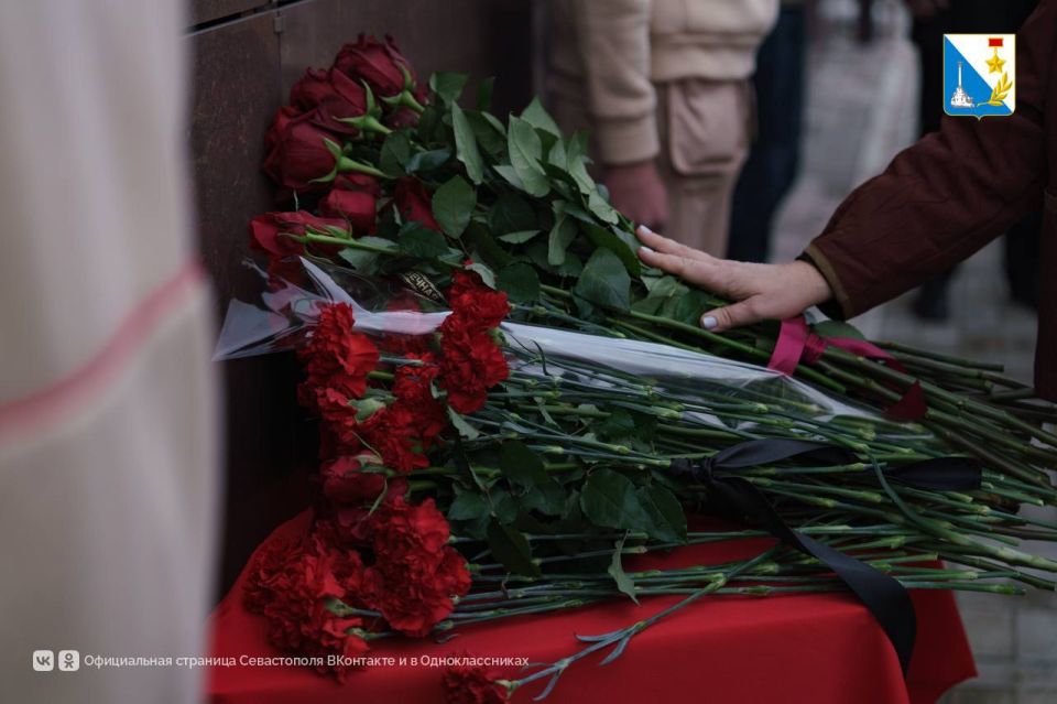 Михаил Развожаев открыл мемориальную доску Герою России Никите Мечтанову Михаил Развожаев открыл мемориальную доску Герою России Никите Мечтанову