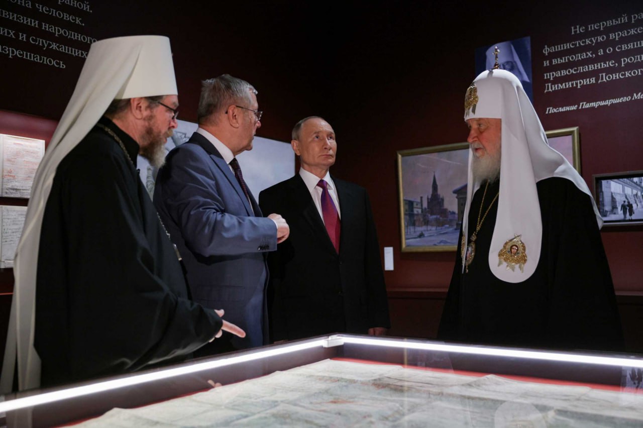 Путин посетил выставку «Великая Победа. Россия — моя история» в московском Манеже Путин посетил выставку «Великая Победа. Россия — моя история» в московском Манеже