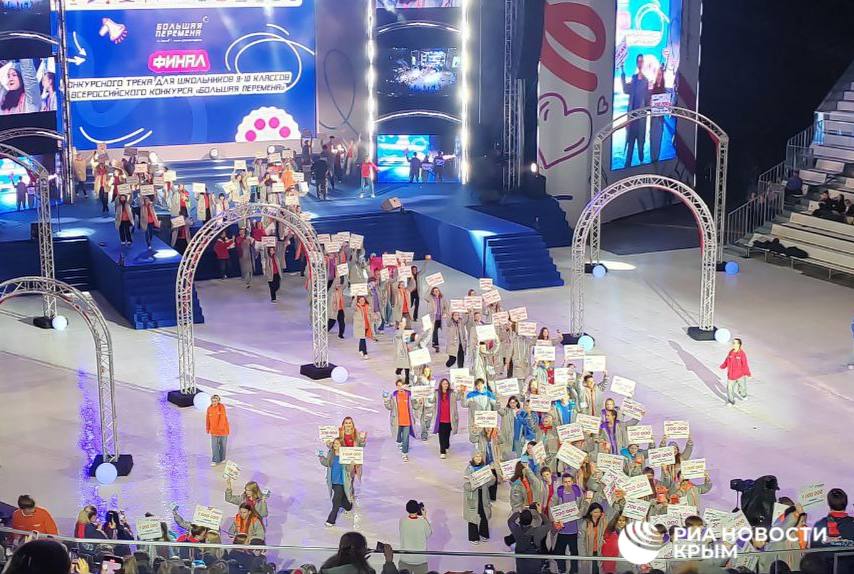 Путин поздравил лауреатов Всероссийского конкурса "Большая перемена" в "Артеке"