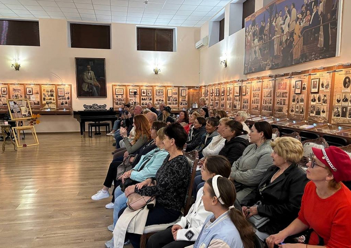 Кинопоказ, авторские экскурсии и мастер-классы: как прошли День народного единства и «Ночь искусств» в чеховских музеях Ялты Кинопоказ, авторские экскурсии и мастер-классы: как прошли День народного единства и «Ночь искусств» в чеховских музеях Ялты