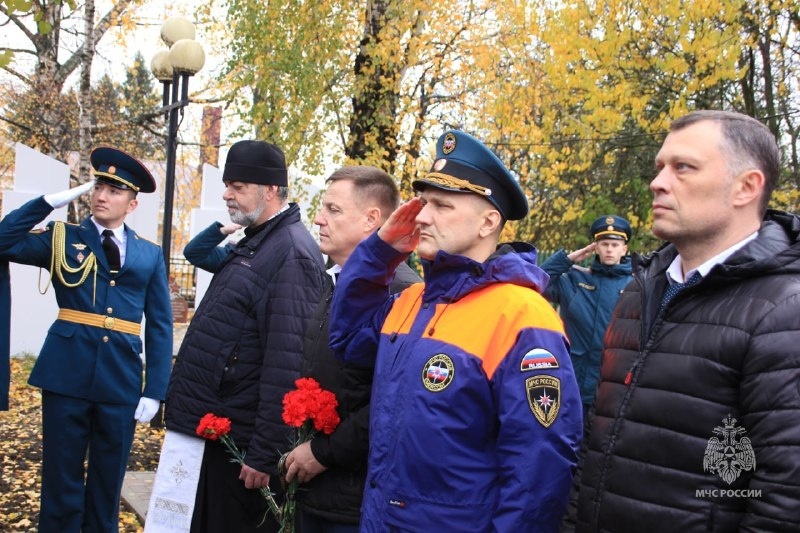 В Курской области открыли мемориальный камень в память погибших сотрудников МЧС России В Курской области открыли мемориальный камень в память погибших сотрудников МЧС России