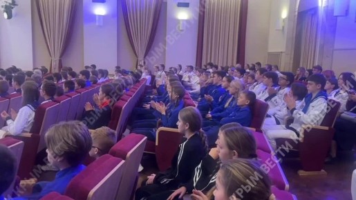 Артековцы 9 смены «Россия – Родина моя», которым во время отдыха в МДЦ исполнилось 14 лет, получают первые паспорта