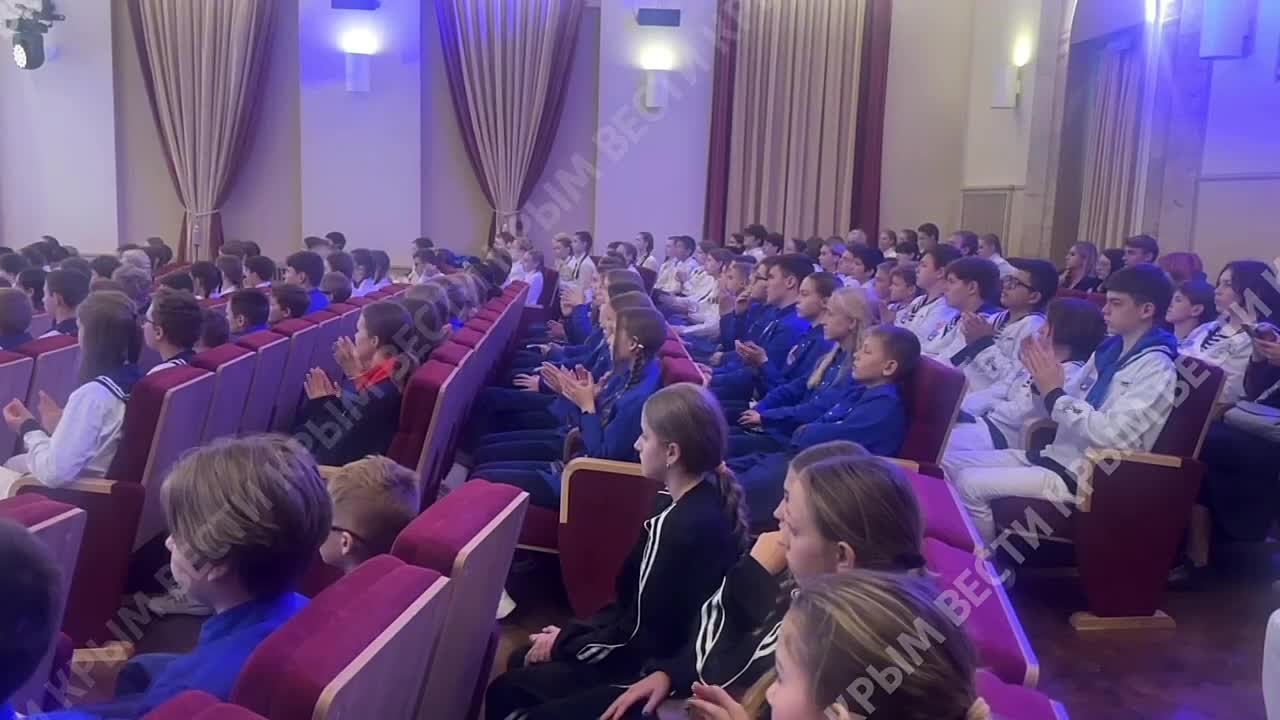 Артековцы 9 смены «Россия – Родина моя», которым во время отдыха в МДЦ исполнилось 14 лет, получают первые паспорта