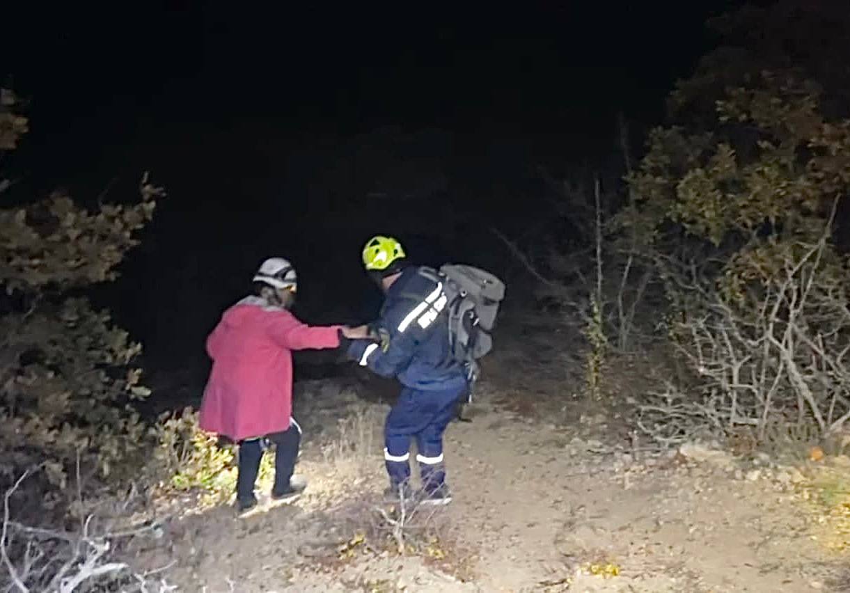 В Судаке спасли туристку, которая не могла спуститься с вершины горы В Судаке спасли туристку, которая не могла спуститься с вершины горы