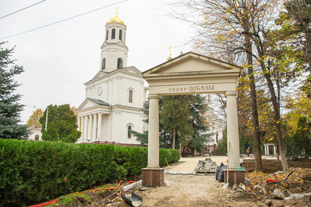 В Симферополе продолжаются работы по благоустройству двух знаковых общественных территорий — сквера Победы и сквера Республики В Симферополе продолжаются работы по благоустройству двух знаковых общественных территорий — сквера Победы и сквера Республики