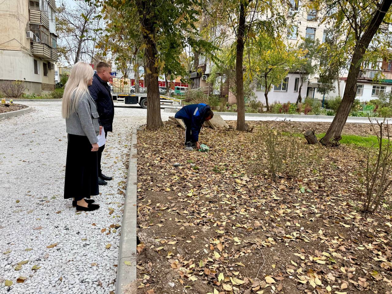 Юлия Предыбайло: Вместе с заместителем главы администрации г. Саки Маховых Н.А. провели мониторинг проведения строительных работ по асфальтированию междворовых территорий на улице Ленина д.20,22,23
