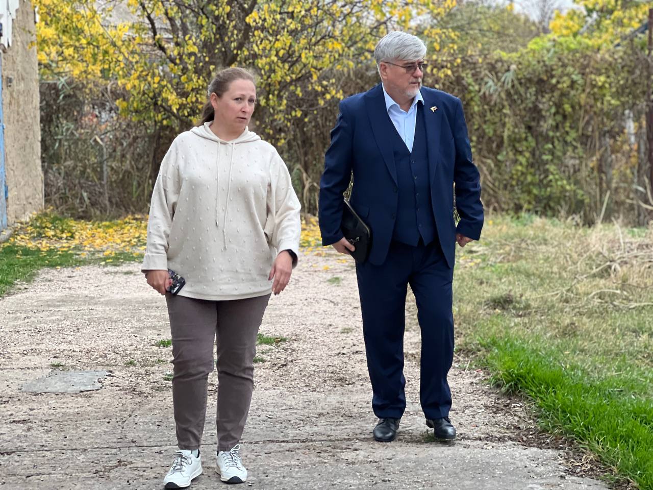 Юлия Момотенко и Игорь Ивин проверили обновленные дворовые и общественные территории Юлия Момотенко и Игорь Ивин проверили обновленные дворовые и общественные территории