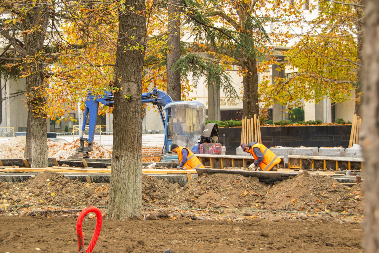 В Симферополе продолжаются работы по благоустройству двух знаковых общественных территорий — сквера Победы и сквера Республики В Симферополе продолжаются работы по благоустройству двух знаковых общественных территорий — сквера Победы и сквера Республики