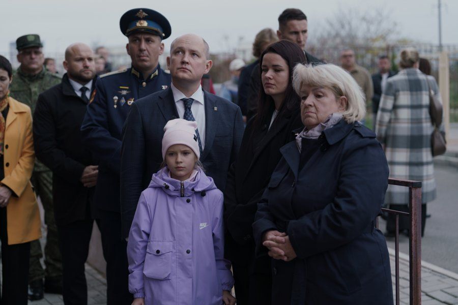 Губернатор Михаил Развожаев открыл мемориальную доску Герою России Никите Мечтанову Губернатор Михаил Развожаев открыл мемориальную доску Герою России Никите Мечтанову