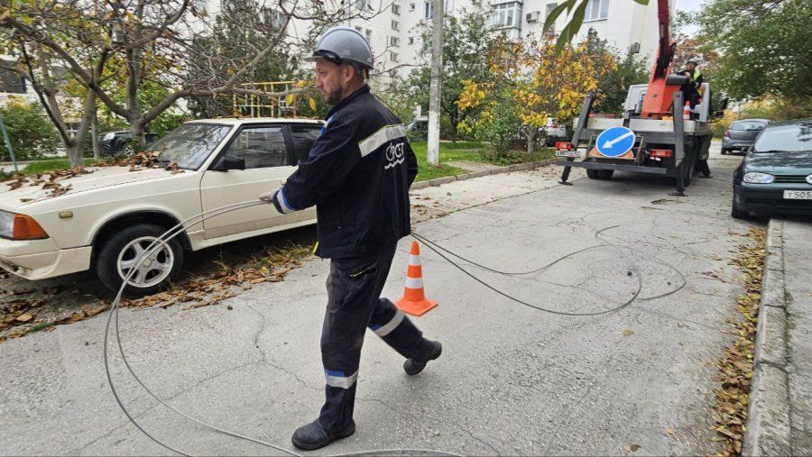 Во дворе на Кокчетавской улице началось обновление наружного освещения Во дворе на Кокчетавской улице началось обновление наружного освещения