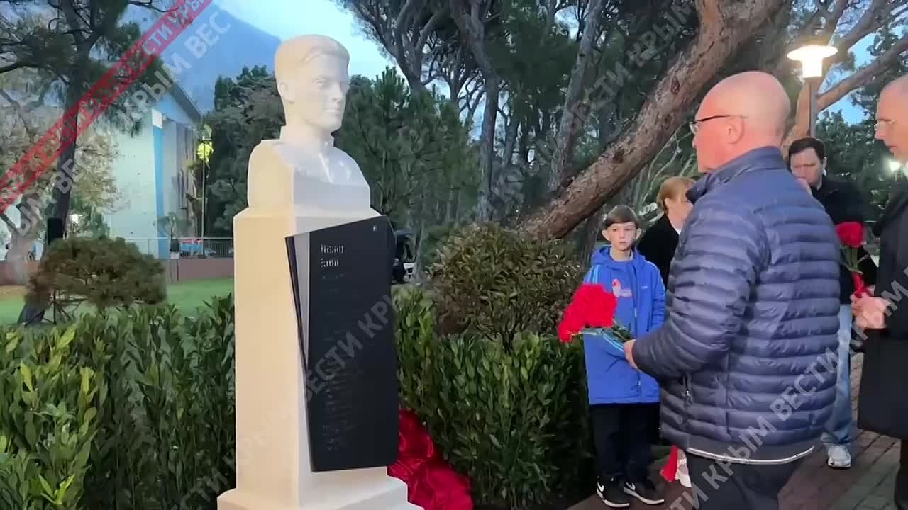 На Аллее героев-артековцев открыли еще один бюст
