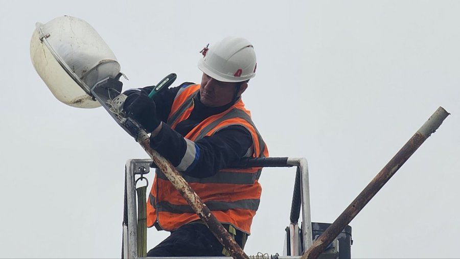 Во дворе на Кокчетавской улице началось обновление наружного освещения Во дворе на Кокчетавской улице началось обновление наружного освещения